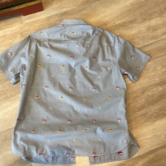 Men’s large short sleeve shirt with a pirate motif. - Picture 4 of 4